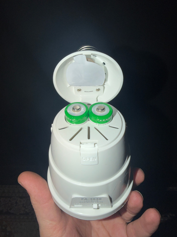 چراغ اضطراری LED چندکاره OKGO مدل FA‑3630 توان 28 وات با شارژ AC/DC و پنل خورشیدی
