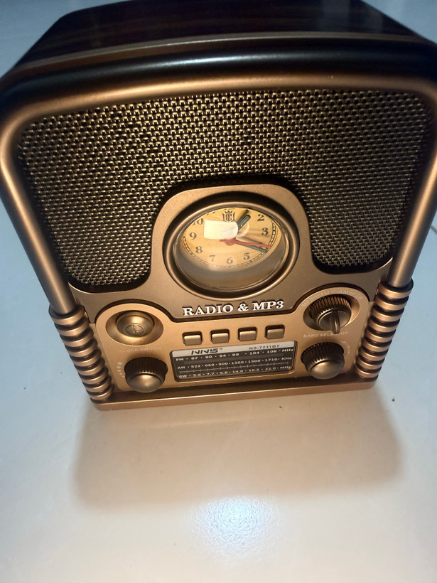 رادیو اسپیکر بلوتوثی سلطنتیNNS مدل NS‑7211BT با پخش MP3، رادیو AM/FM/SW، درگاه USB و TF، باتری 18650