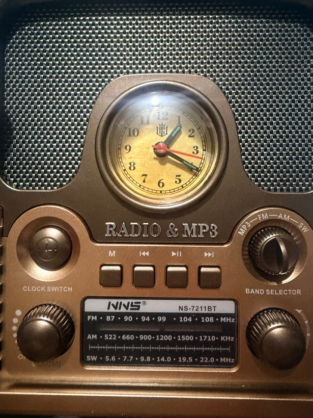 رادیو اسپیکر بلوتوثی سلطنتیNNS مدل NS‑7211BT با پخش MP3، رادیو AM/FM/SW، درگاه USB و TF، باتری 18650