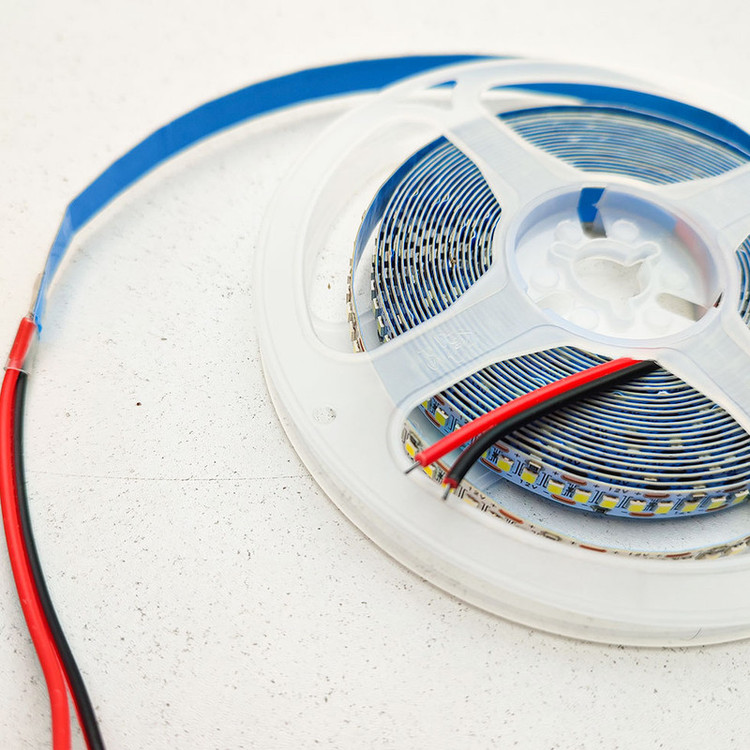 ریسه ال ای دی مدل نواری 12v 240LED-2835 پشت چسب دار1 متری